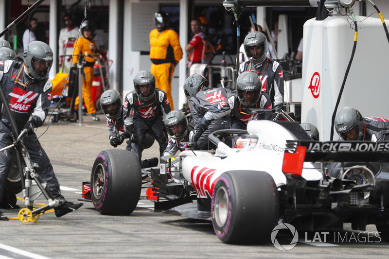 Romain Grosjean, Haas F1 Team VF-18, au stand