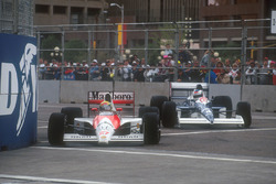Боротьба Айртона Сенни (Mclaren MP4/5B Honda) і Жана Алезі (Tyrrell 018 Ford)