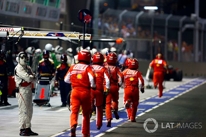 Los mecánicos de Ferrari van a buscar a Felipe Massa, Ferrari F2008