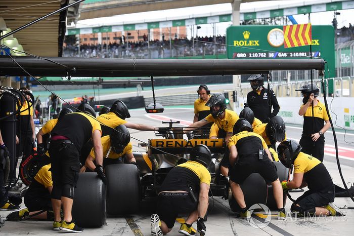 Nico Hulkenberg, Renault Sport F1 Team RS17 pit stop