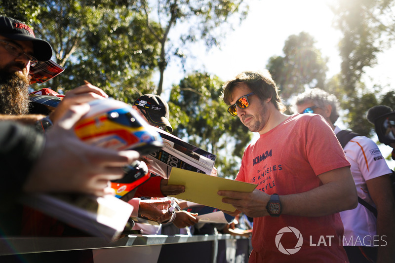 Fernando Alonso, McLaren, firma autografi ai fan