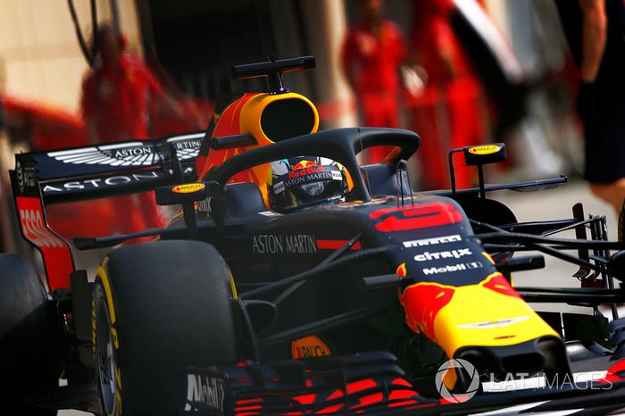 Daniel Ricciardo, Red Bull Racing RB14 Tag Heuer, leaves the pits