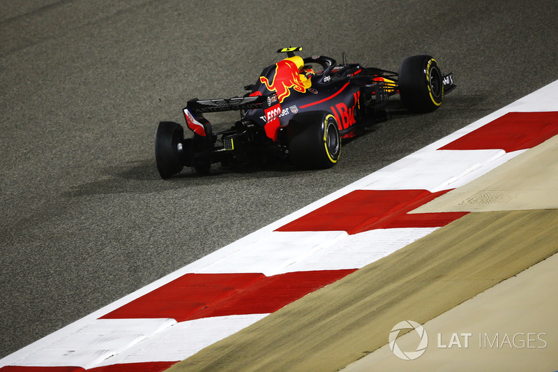 Max Verstappen, Red Bull Racing RB14 Tag Heuer, terseok-seok kembali ke pit setelah bocor ban