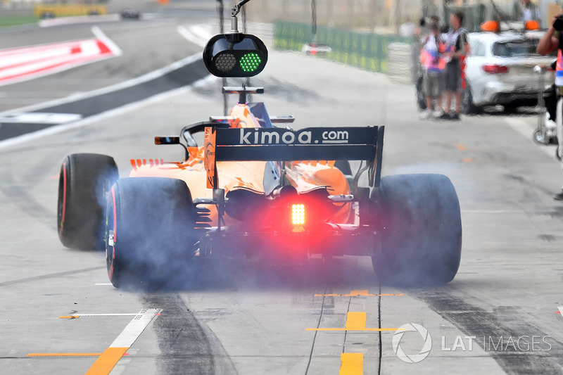 Fernando Alonso, McLaren MCL33 fait un burn en sortant des stands