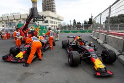 The crashed cars of Daniel Ricciardo, Red Bull Racing RB14 and Max Verstappen, Red Bull Racing RB14