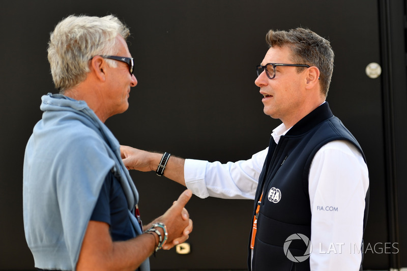 Eje Elgh, Manager de Marcus Ericsson, Sauber avec Bernd Maylander, pilote de la voiture de sécurité pour la FIA