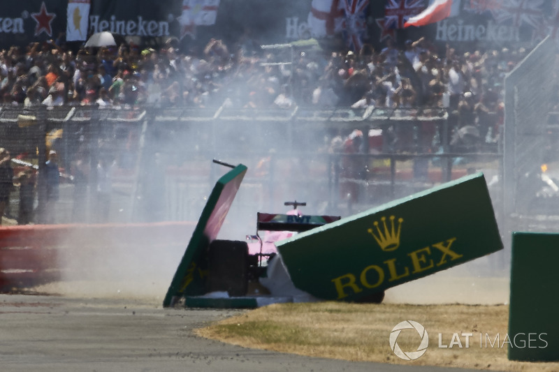 Sergio Perez, Force India VJM11, va in testacoda e sbatte contro un cartellone, alla partenza