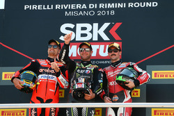 Le vainqueur Jonathan Rea, Kawasaki Racing, le deuxième, Chaz Davies, Aruba.it Racing-Ducati SBK Team, le troisième, Eugene Laverty, Milwaukee Aprilia
