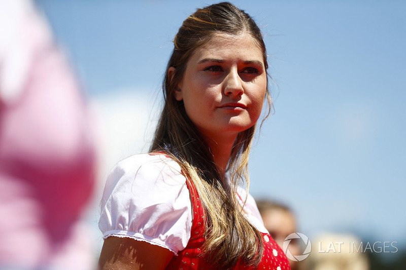 Chicas de la parrilla en traje nacional