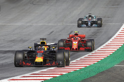 Daniel Ricciardo, Red Bull Racing RB14, Kimi Raikkonen, Ferrari SF71H, Lewis Hamilton, Mercedes AMG F1 W09