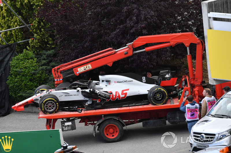 La monoposto incidentata del ritirato Romain Grosjean, Haas F1 Team VF-18