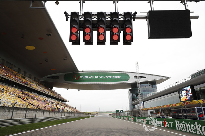 Fully lit start-finish lights above the start grid