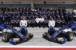 Групповое фото команды Sauber: Маркус Эрикссон и Паскаль Верляйн, автомобиль Sauber C36