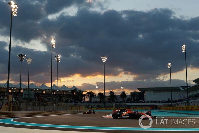 Fernando Alonso, McLaren MCL32, Carlos Sainz Jr., Renault Sport F1 Team RS17