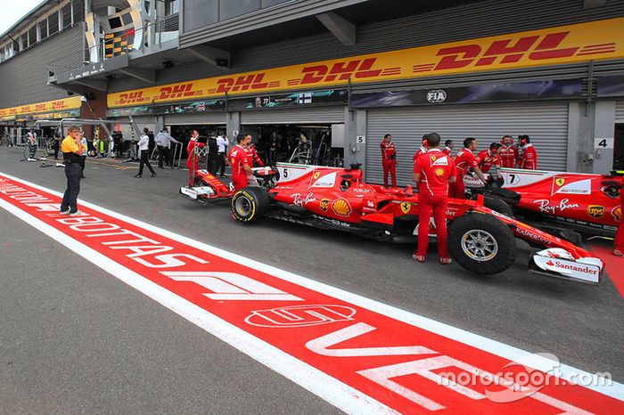 Boceto del logotipo de la F1 en el pitlane