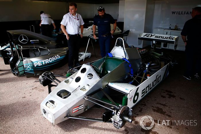 Miembros de Williams y Mercedes junto al Williams FW08 Ford Cosworth de 1982 de Keke Rosberg y el Mercedes W07 de 2016 de Nico Rosberg