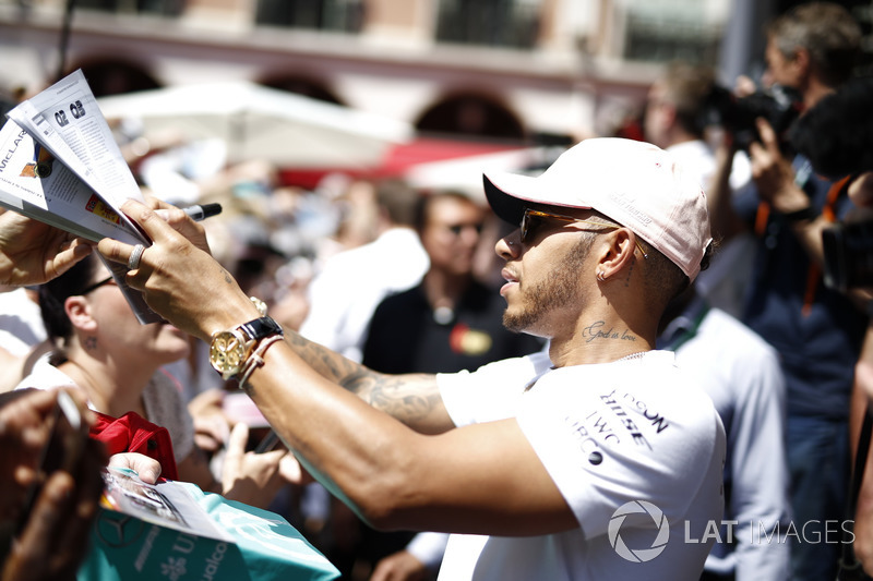 Lewis Hamilton, Mercedes-AMG F1 signs autographs for the fans