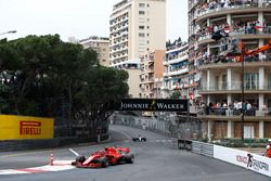 Kimi Raikkonen, Ferrari SF71H, voor Valtteri Bottas, Mercedes AMG F1 W09