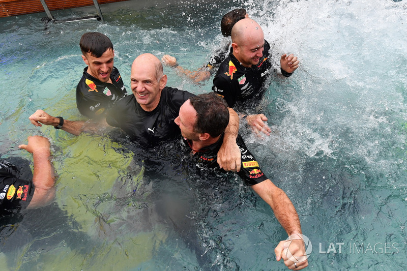 Команда Red Bull Racing празднует победу: технический директор Эдриан Ньюи и руководитель команды Кристиан Хорнер
