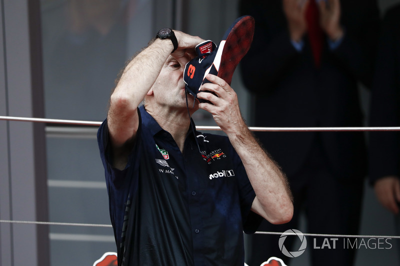Adrian Newey, directeur technique, Red Bull Racing, boit du Champagne dans la chaussure du vainqueur Daniel Ricciardo, Red Bull Racing