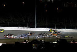 Crash de Christopher Bell, Kyle Busch Motorsports Toyota; Cameron Hayley, ThorSport Racing Toyota; Tyler Reddick, Brad Keselowski Racing Ford; John Wes Townley, Athenian Motorsports Chevrolet; Ben Kennedy, Red Horse Racing Toyota; Ben Rhodes, ThorSport Racing Toyota; Daniel Suarez, Kyle Busch Motorsports Toyota; Rico Abreu, ThorSport Racing Toyota