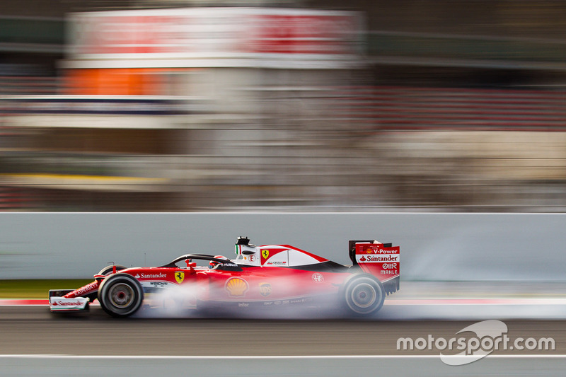 Kimi Raikkonen, Ferrari SF16-H corriendo con la cabina de Halo tapa cerraduras en la frenada