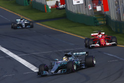 Lewis Hamilton, Mercedes AMG F1 W08, devant Sebastian Vettel, Ferrari SF70H, et Valtteri Bottas, Mercedes AMG F1 W08