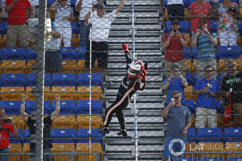 6. Yarış galibi Helio Castroneves, Team Penske Chevrolet