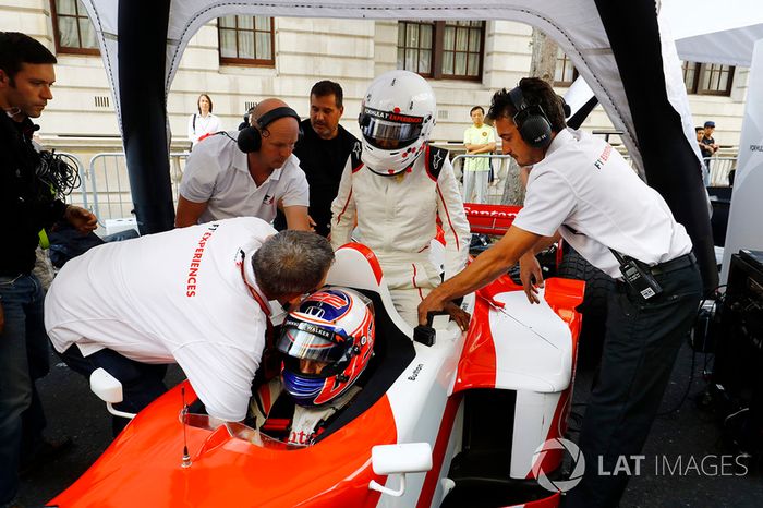 Jenson Button, McLaren, takes Naomi Campbell en un paseo en 2 en el coche de plazas