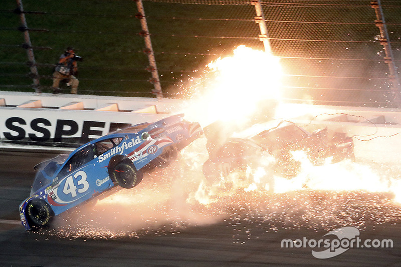 3. Heftiger Unfall zwischen Aric Almirola, Danica Patrick und Joey Logano