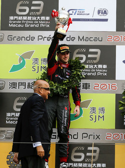 Podium: Le vainqueur Laurens Vanthoor, Audi Sport Team WRT Audi R8 LMS