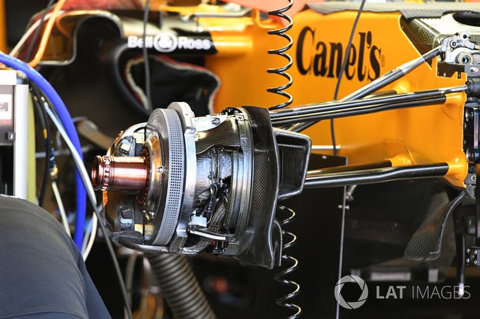 Renault Sport F1 Team RS17, detalle del freno delantero y el neumático
