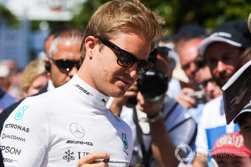 8 - Nico Rosberg (17 pistas)