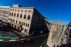 Daniel Ricciardo, Red Bull Racing RB13, Fernando Alonso, McLaren MCL32