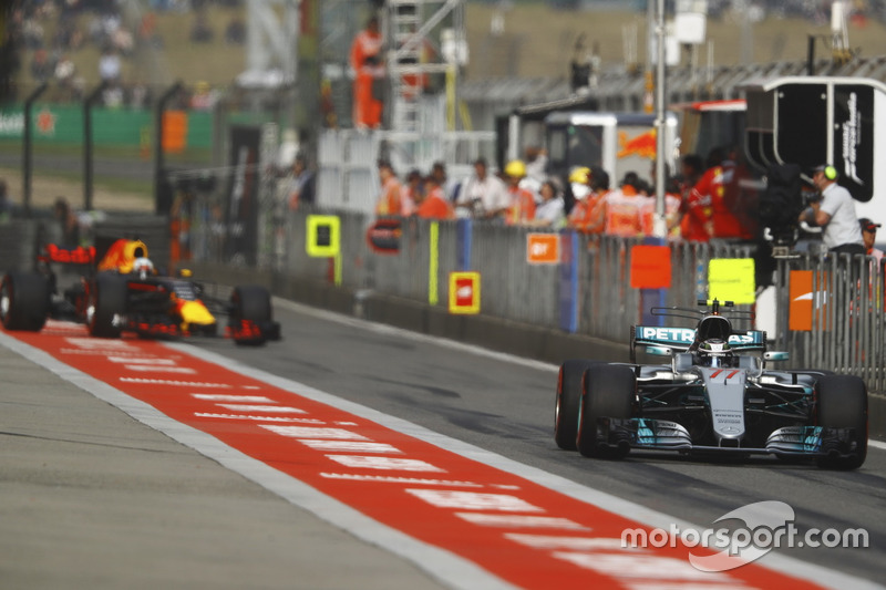 Valtteri Bottas, Mercedes AMG F1 W08, devant Daniel Ricciardo, Red Bull Racing RB13