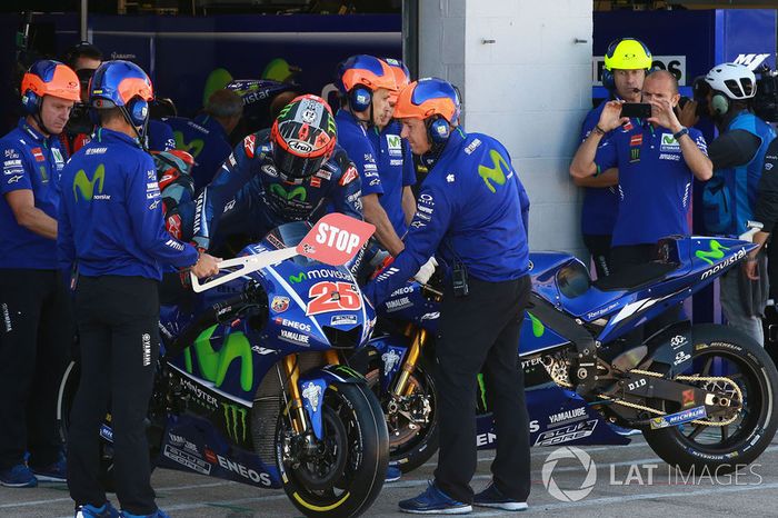 Maverick Viñales, Yamaha Factory Racing intercambio de moto pit lane