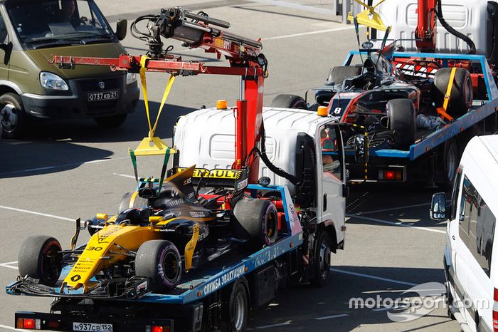 El coche dañado Jolyon Palmer, Renault Sport F1 Team RS17