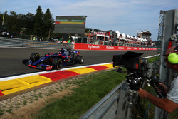 Carlos Sainz Jr., Scuderia Toro Rosso STR12 et un cameraman