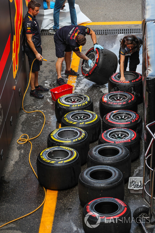 Механіки Red Bull Racing миють шини Pirelli