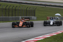 Stoffel Vandoorne, McLaren MCL32 ve Lance Stroll, Williams FW40