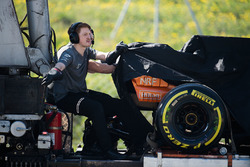 La McLaren MCL32 de Fernando Alonso est ramenée dans les stands