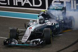 Le deuxième, Nico Rosberg, Mercedes AMG F1 W07 Hybrid fête son titre de Champion du monde à la fin de la course