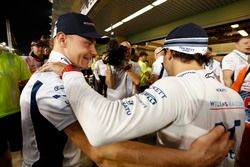 Valtteri Bottas, Williams, and the team say a fond goodbye to Felipe Massa, Williams, after his final race for the team and in F1