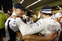 Valtteri Bottas, Williams, und das Team verabschieden sich von Felipe Massa, Williams, nach dem Renn