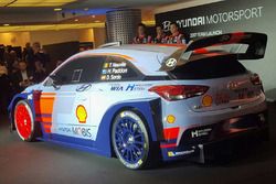 Hayden Paddon, Daniel Sordo y Thierry Neuville, de Hyundai Motorsport, revelan el Hyundai i20 Coupe WRC de 2017