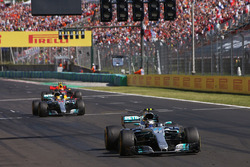 Valtteri Bottas, Mercedes AMG F1 W08, Lewis Hamilton, Mercedes AMG F1 W08 y Max Verstappen, Red Bull