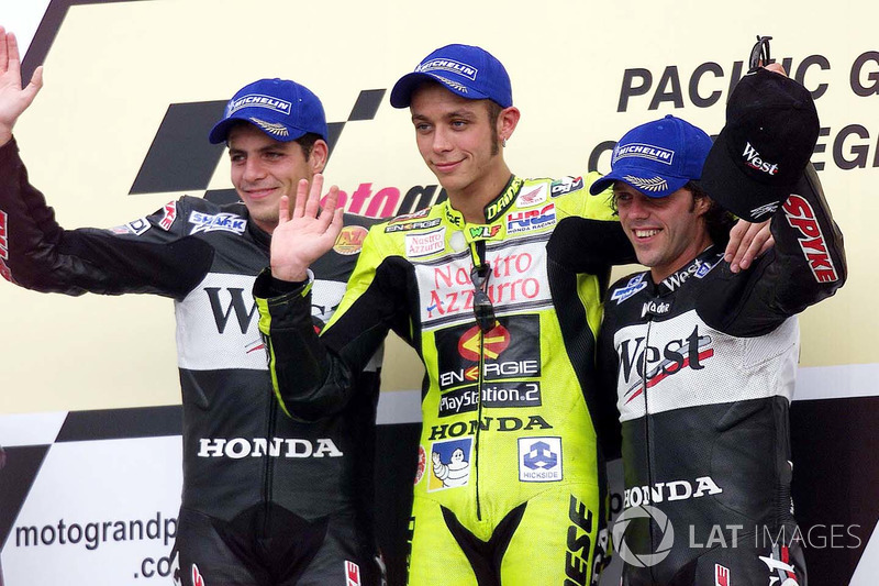 Podyum: Yarış galibi Valentino Rossi, 2. Alex Barros, 3. Loris Capirossi