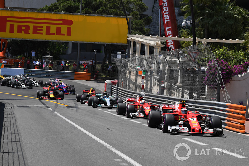 Kimi Raikkonen, Ferrari SF70-H leads at the start of the race