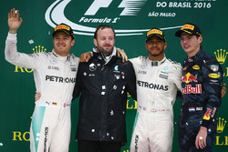 Podium : Nico Rosberg, Mercedes AMG F1, second; Lewis Hamilton, Mercedes AMG F1, race winner; Max Verstappen, Red Bull Racing, troisième
