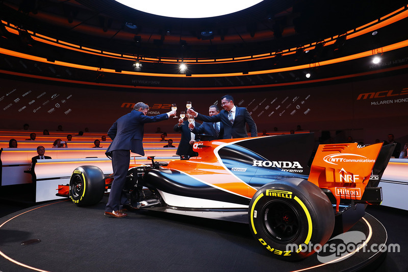 Yusuke Hasegawa, Honda, Zak Brown, McLaren Technology Group Direktörü, Eric Boullier, McLaren Yarış Direktörü, ve sunucu Simon Lazenby
